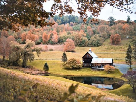 Cozy Inn, Vermont Fall, Barn Pictures, Village Inn, Ocean Mist, Horse Property, Autumn Scenery, Farmhouse Exterior, New Energy