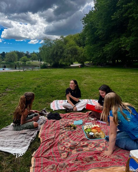 Park With Friends Aesthetic, True Friends Aesthetic, Community Service Aesthetic, People Having A Picnic, Picnic With Friends Aesthetic, Life Visualization, Stay True To Yourself, True To Yourself, Girls Day