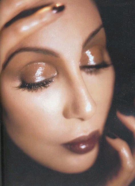 Cher-makeup by Kevyn Aucoin Bodypainting, Kevyn Aucoin Making Faces, Cher Makeup, Kevyn Aucoin Makeup, 90s Makeup Look, Cher Photos, Glossy Lids, 70s Makeup, 90s Makeup