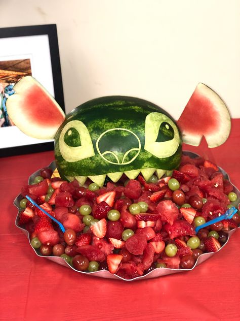 Teenage Stitch Party, Stitch Watermelon Carving, Stitch Diy Party, Lilo And Stitch Pool Party Ideas, Lilo And Stick Birthday Party, Lilo Stitch Birthday Party Food, Stitch Birthday Snacks, Stitch Fruit Tray, Stitch Fruit Platter