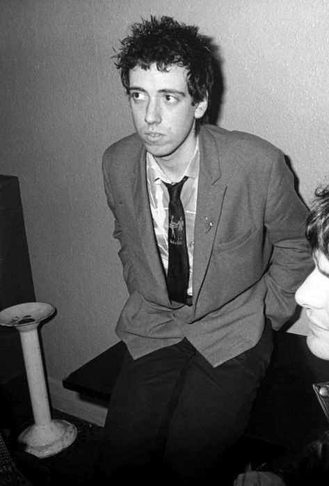 it's mick jones from the clash, he's really cute and the high quality of the photo has me gagged Mick Jones, Punk Boy, Joe Strummer, Punk Music, Punk Bands, The Clash, Silly Pictures, White Boys, Classic Rock