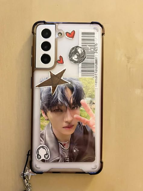 Stickers Behind Phone Case, Clear Phone Case Inspo Kpop, Kpop Clear Phone Case Ideas, Kpop Phone Cases Samsung, Phone Case Inspo Kpop, K Pop Phone Case Ideas, Skz Phone Case Ideas, Phone Case Kpop Ideas, Lee Know Phone Case