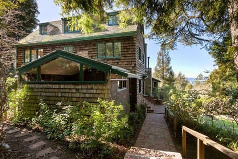 In the hills of North Berkeley, time has stopped. Or at least it has in this 1920s Craftsman, a strikingly beautiful and strikingly preserved abode asking $1.750 million. Arts And Crafts Home, Berkeley Hills, Interior Balcony, California Nature, Backyard Area, Live Oak Trees, Freestanding Fireplace, Interesting Buildings, Crafts Home