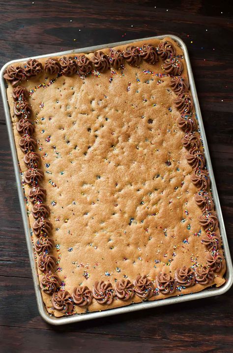 Homemade Sheet Pan Cookie Cake Recipe - This classic chocolate chip cookie cake is a total game changer in sheet pan form! Serves a crowd. Sheet Pan Cookie Cake, Chocolate Peanut Butter Frosting, Resepi Biskut, Pan Cookies, Resipi Kek, Coconut Dessert, Chocolate Chip Cookie Cake, Giant Cookie, Cookie Cake Recipe