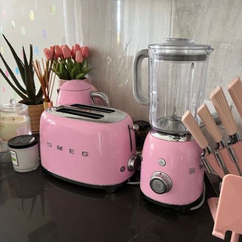 Pink Toaster, 50s Home, 1950s Aesthetic, Diner Kitchen, Retro Kitchen Appliances, Smeg Kitchen, Retro Toaster, Kettle And Toaster Set, Rose Fushia