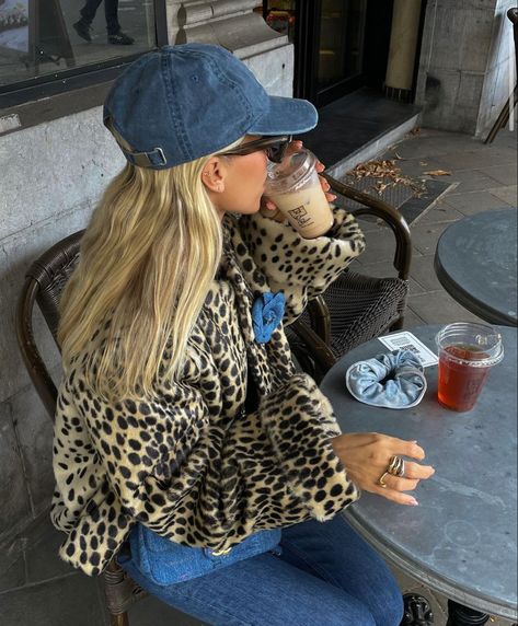 Print Jacket Outfit, Stile Kylie Jenner, Leopard Print Outfits, Looks Pinterest, Leopard Jacket, Leopard Print Jacket, Jacket Outfit, Outfit Look, Coat Outfits