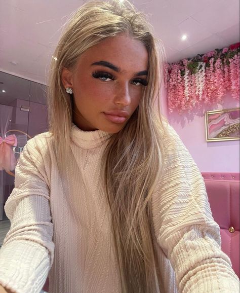 Chav Makeup, It Girl Fashion, Viral Aesthetic, It Girl, Pretty Outfits, A Woman, Girl Fashion, Blonde, Models