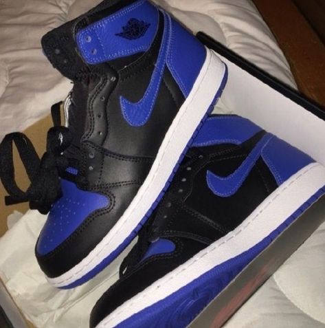 Zapatillas Nike Basketball, Shoes Jordan 1, Jordan 1 Royal, Royal Blue Shoes, Jordan Shoes Girls, All Nike Shoes, Shoes Sneakers Jordans, Shoes Jordan, Nike Air Shoes