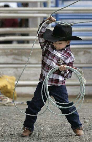 Lil Roper! Rodeo Cowboys, Real Cowboys, Wilde Westen, Into The West, Cowboy Girl, Rodeo Life, Chapeau Cowboy, Estilo Country, Little Cowboy