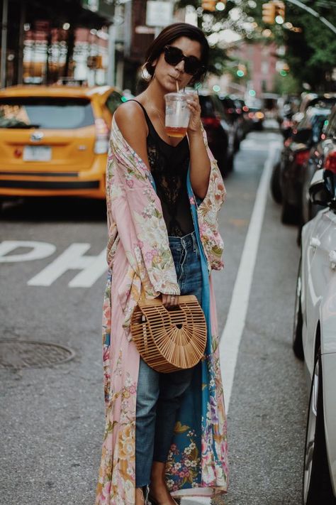 hot child in the city Pretty Kimonos, Kimono Outfits, Look Boho Chic, Kimono Outfit, Walking Down The Street, Estilo Hippy, Mode Kimono, Cooler Look, Meryl Streep