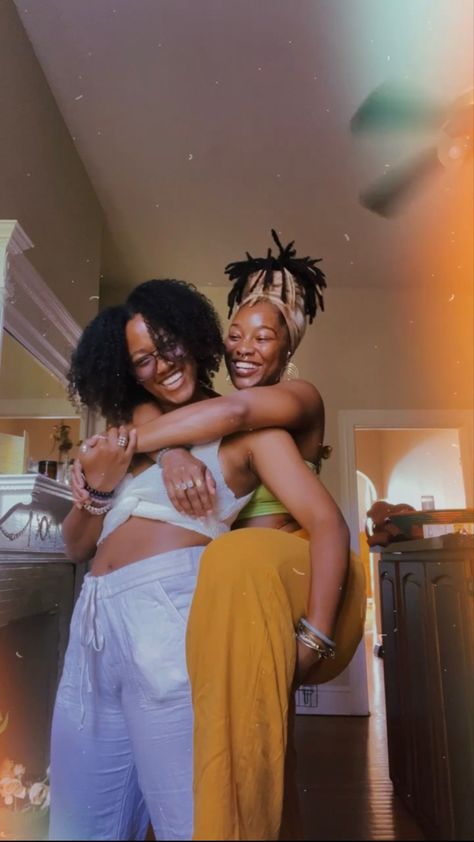 Black Queer Love Aesthetic, Poc Sapphic, Black Sapphic Aesthetic, Poc Wlw Couple, Black Queer Art, Black Wlw Art, Black Wlw Couples, Black Queer Love, Black Sapphic