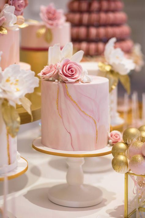 Bolo Rapunzel, Cake With Flowers, Beautiful Cake Designs, Luxury Cake, Elegant Birthday Cakes, Luxury Wedding Cake, Birthday Cakes For Women, Beautiful Birthday Cakes, Cake Decorating Designs