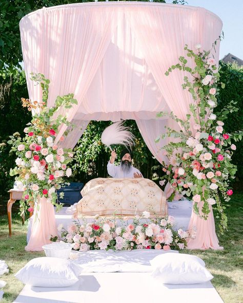 Sikh Wedding Traditions & Rituals: A Step By Step Guide - - Anand Karaj Ceremony South Asian Wedding Decor, Sikh Wedding Decor, Reception Decoration Ideas, Indian Wedding Aesthetic, Outdoor Wedding Reception Decorations, Pastel Wedding Invitations, Anand Karaj, Wedding Entrance Decor, Marriage Decoration