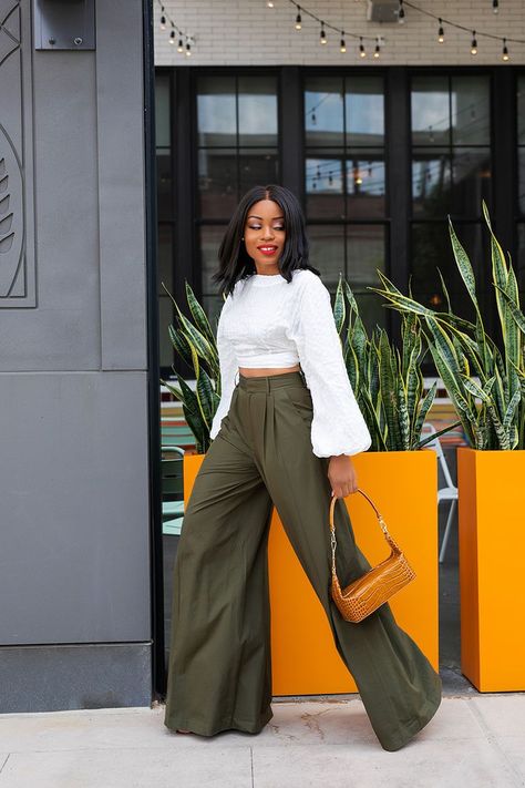 How To Style Wide-Leg Pants Wide Pants Outfit, Wide Leg Trousers Outfit, Elegantes Business Outfit, Wide Leg Outfit, Styling Wide Leg Pants, Marlene Hose, Loose Pants Outfit, Style Wide Leg Pants, Legs Outfit