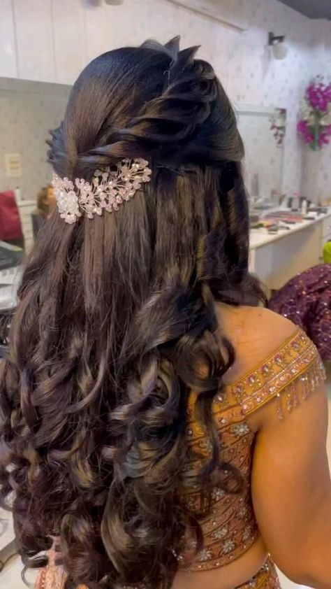 Reception Hairstyles, Mehndi Hairstyles, Hairstyles For Gowns, Hair Style On Saree, Hair Style Vedio, Engagement Hairstyles, Bridal Hair Buns, Glamorous Hair, Video Tiktok