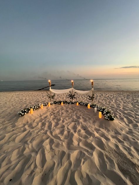 Flower Proposal, Proposal Ideas Beach, Beach Engagement Party, Proposal Decor, Surprise Proposal Pictures, Summer Proposal, Outdoor Proposal, Cute Proposal Ideas, Proposal Pictures