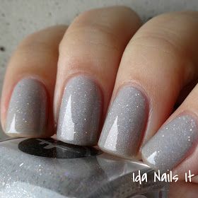 Gray And Silver Nails Acrylic, Pale Grey Nails, Gray Sns Nails, Grey Sparkle Nail Designs, Gray Shimmer Nails, Silver Dip Powder Nails, Silver Gray Nails, Gray Sparkle Nails, Gray Nails With Glitter