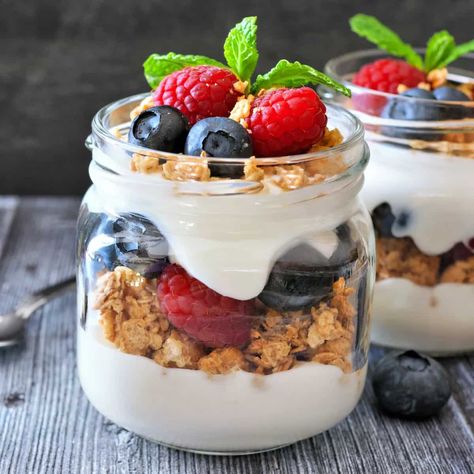 A healthy breakfast or snack of greek yogurt, fruit layered with 5 grain digestive biscuits.This Greek yogurt parfait is loaded with honey vanilla Greek yogurt, fresh berries, and crunchy almond-flavored granola.This Greek yogurt parfait works beautifully as an easy breakfast, a hearty snack, or a tasty dessert. It serves four, so invite friends over to enjoy! Peanut Butter Granola Recipe, Greek Yogurt Parfait, Granola Parfait, Berry Parfait, Easy Granola, Fruit Parfait, Peanut Butter Granola, Parfait Recipes, Berry Compote