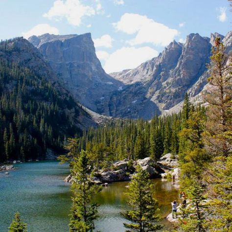 Emerald Lake + Top Rocky Mountain National Park Attractions #emeraldlake #rmnp #rockymountainnationalpark #colorado #visitcolorado #usa Emerald Lake Colorado, Camping Colorado, Visit Colorado, Colorado Vacation, Grand Lake, Emerald Lake, Alpine Lake, Colorado Travel, Estes Park