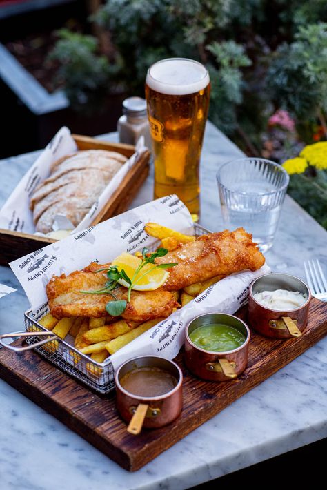 Fancy Fish And Chips, Fish And Chips Plating Ideas, Gourmet Bar Food, Fish And Chips Plating, Restaurant Plating Ideas, Tapas Photography, Pub Ideas, Restaurant Menu Ideas, Gastro Pub Food