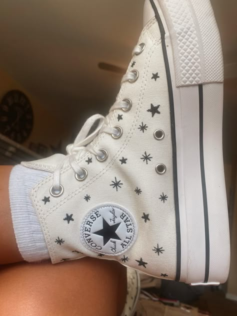 Tenis Converse, Shoe Painting, Converse Aesthetic, Church Camp, Star Converse, Platform Converse, Shoe Wishlist, Swag Shoes, Painted Shoes