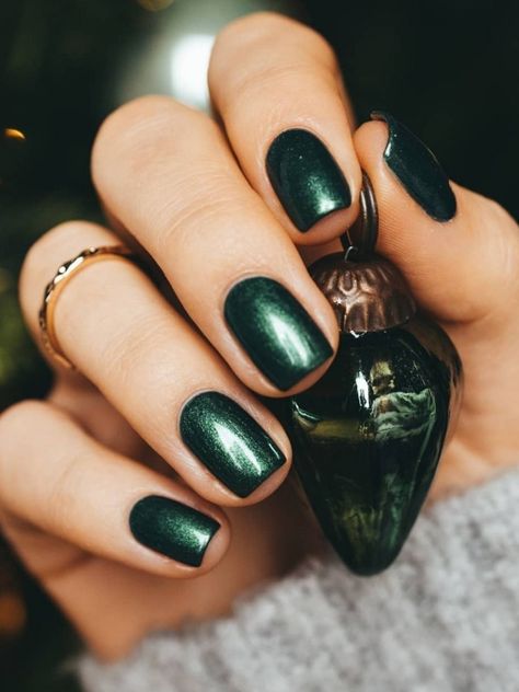 Nails Dark Green, Dark Green Nail Polish, Potter Nails, Shiny Nails Designs, Nails Dark, Green Acrylic Nails, Dark Green Nails, Green Nail Art, Chrome Nails Designs