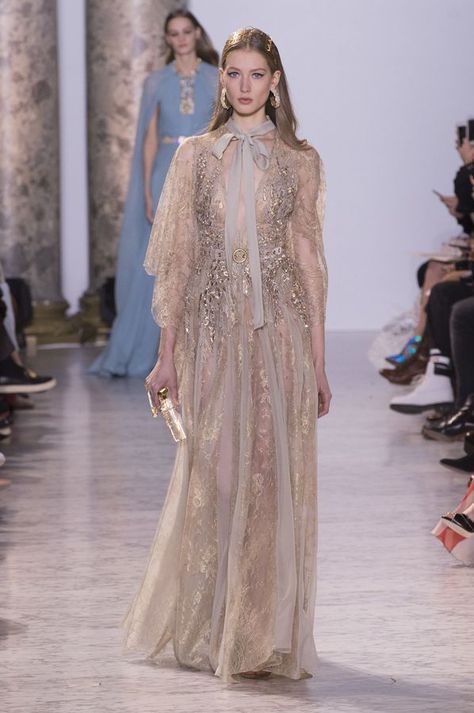 Défilé Elie Saab Haute Couture printemps-été 2017 - Paris - Elle Gaun Abad Pertengahan, Haute Couture Style, Elie Saab Haute Couture, Haute Couture Paris, Ellie Saab, London Fashion Weeks, Elie Saab Spring, Elie Saab Couture, Fashion Couture