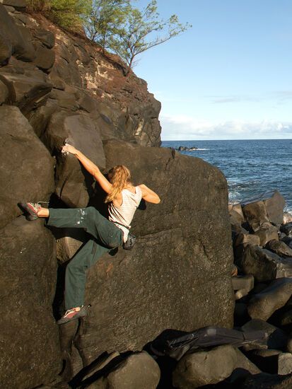 Pantanal, Women Hiking Aesthetic, Someone Climbing A Mountain, Womens Rock Climbing Outfit, Rock Climbing Bouldering, Bouldering Outfit Woman, Rock Climbing Aesthetic Outfit, Climbing Fits, Boulder Aesthetic