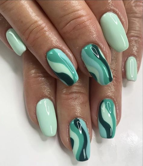 Green Short Nail Designs, Nails Swirl, Classic Nails, Short Nail, Portrait Photoshoot, Acrylic Nails Coffin Short, Dark Nails, Nail Patterns, Short Nail Designs