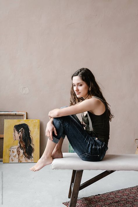 Side view of barefoot young woman in casual outfit embracing knees and thinking while sitting on bench in artist studio Sitting With Knees Up Pose, Dreamy Drawing, Thinking Pose, Sitting Pose Reference, Sitting On Bench, Female Reference, Knee Up, Anatomy Poses, Human Reference