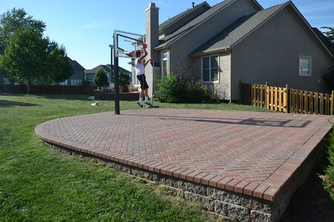 An attractive way to have a sport court in your backyard using interlocking pavers and segmental retaining walls. Diy Basketball Court, Backyard Court, Home Basketball Court, Diy Basketball, Backyard Retaining Walls, Basketball Court Backyard, Backyard Basketball, Backyard Sports, Outdoor Basketball Court