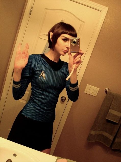 damn sexy vulcan. too bad your species only mate every 7 years. Star Trek Costume, Star Trek Cosplay, Geeky Girls, Nerdy Girl, Cute Games, Nerd Girl, Spock, Cool Halloween Costumes, Girl Next Door