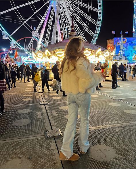 London Photoshoot Ideas Winter, Winter Carnival Outfit Ideas, Central Park Winter Outfit, Instagram Inspiration Winter, Winterwonderland London Outfit, Winter Wonderland London Outfit, Winterwonder Land Outfits, Winter France Outfit, Christmas Market Outfit Ideas