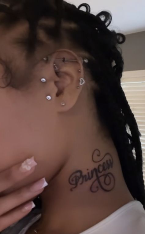 Piercings And Tattoos, Pretty Hand Tattoos, Cool Ear Piercings, Pretty Ear Piercings, Tasteful Tattoos, Cool Piercings, Tattoos For Black Skin, Cute Ear Piercings, Pretty Tattoos For Women