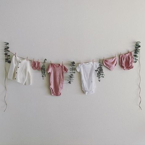 Baby Onesie Garland, Simple Pink Baby Shower Ideas, Vintage Flower Baby Shower Ideas, Onsie Garland Decoration, Simple Floral Baby Shower Ideas, Minimalist Baby Shower Ideas Girl, Baby In Bloom Shower Ideas Backdrop, Baby In Bloom Baby Shower Table Decor, Feminine Baby Shower Ideas