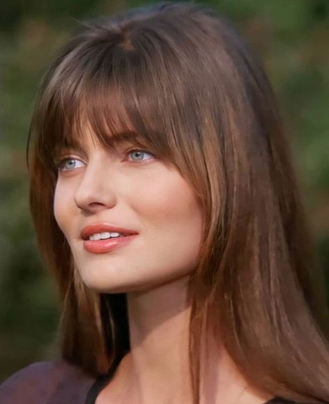 Photo by Endlessly80s 💕 on November 10, 2021. May be a closeup of one or more people. Her Alibi, Paulina Porizkova, Choppy Hair, Square Face, Hair Appointment, French Hair, Haircuts Straight Hair, Long Hair With Bangs, Hair Color And Cut