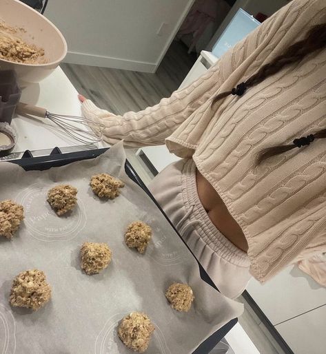 Moodboard Coquette, Winter Christmas Aesthetic, Cableknit Sweater, Cookies Vegan, Chic Autumn, Baking Cookies, Cozy Aesthetic, Kaia Gerber, Ig Stories