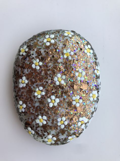 Gold glitter and flowers rock Painted rock art   #Rock  #RockPainting  #PaintedRock  #RockArt  #Paintings  #Painting  #Craft  #Pebbles  #RockPaintingIdeas  #Stone  #PebblePainting  #PebbleArt  #StonesArt  #CraftsIdeas  #StonePainting  #RockPaint  #PaintedStones  #Crafty  #Idea  #Kids  #Diy  #KidsCraft Kids' Crafts, Pebble Painting, Pebble Art, Stone Art, Stone Painting, Gold Glitter, Rock Art, Sprinkles, Painted Rocks