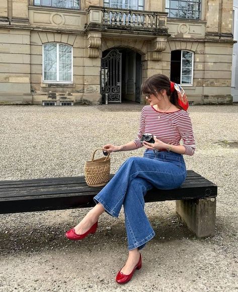 Red Striped Top Outfit, Style Chic Parisien, Red Shoes Outfit, French Outfits, Red And White Outfits, Outfits Con Jeans, Style Parisienne, Parisienne Chic, French Outfit