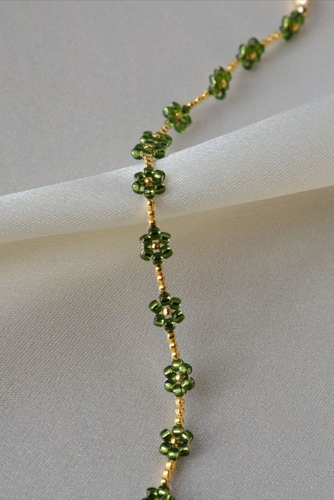 ✨ The beautiful handmade bracelet is made of green and gold 24k plated Japanese seed beads Daisy Chain Bracelet, Beaded Flower Bracelet, Green Beaded Bracelets, Diy Bracelet Designs, Jewelry Accessories Ideas, Christmas Bracelet, Hand Stamped Jewelry, Daisy Chain, Seed Bead Necklace