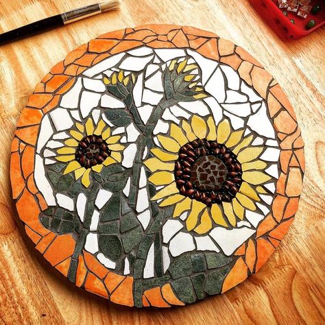 Sunflower Mosaic Ideas, Mosaic Sunflower Pattern, Lazy Susan Mosaic Ideas, Mosaic Sunflowers, Mosaic Sunflower, Sunflower Mosaic, Mosaic Tiles Crafts, Tile Artwork, Mosaic Birdbath