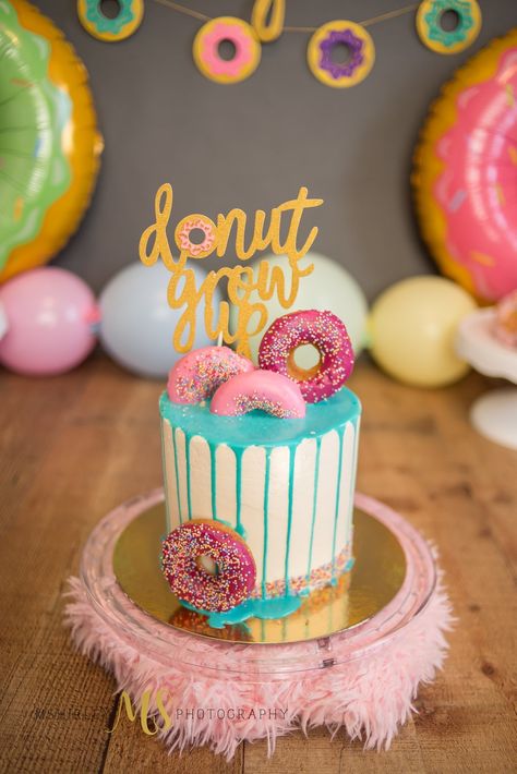 Donut grow up cakesmash! Cake by Sammy Cakes Bakery Donut Grow Up Birthday Cake, Donut Grow Up First Birthday Cake, Donut Grow Up Photoshoot, Donut Cake Ideas, Donut Grow Up Cake, Donut Birthday Party Invitations, Donut Birthday Cake, Half Birthday Baby, Half Birthday Party