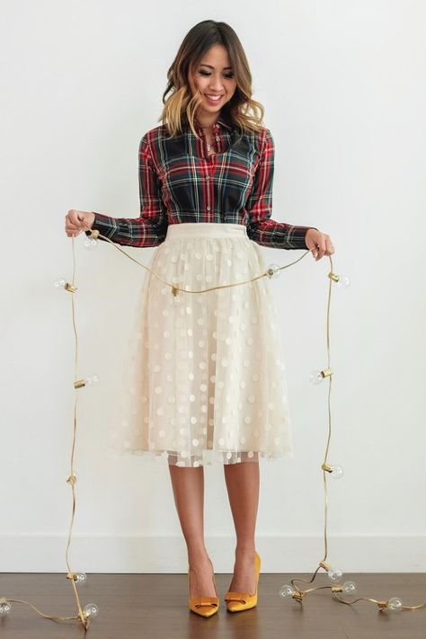 The holiday outfits to copy directly from your favorite fashion bloggers. Find tons of holiday party outfit ideas with these looks! #holidayoutfits #holidays Cute Christmas Outfits, Holiday Skirts, Holiday Party Outfit, Fashion Blogger Style, Fashion Board, Thanksgiving Outfit, A Skirt, Blogger Style, White Skirt