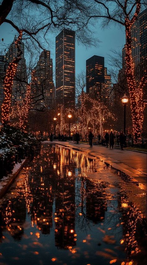 Manhattan Christmas Aesthetic, Orange Christmas Lights, Winter Orange Aesthetic, Romantic Christmas Wallpaper, Winter In Nyc Aesthetic, Pretty Places To Travel Aesthetic, Christmas Wallpaper City, Gold City Aesthetic, New York Christmas Aesthetic Wallpaper