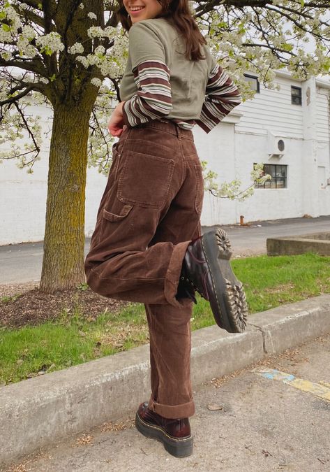 Brown Pants Outfit, Corduroy Pants Outfit, Doc Martens Outfit, Bermuda Jeans, Brown Pants, Indie Outfits, Swaggy Outfits, Inspiration Mode, Doc Martens