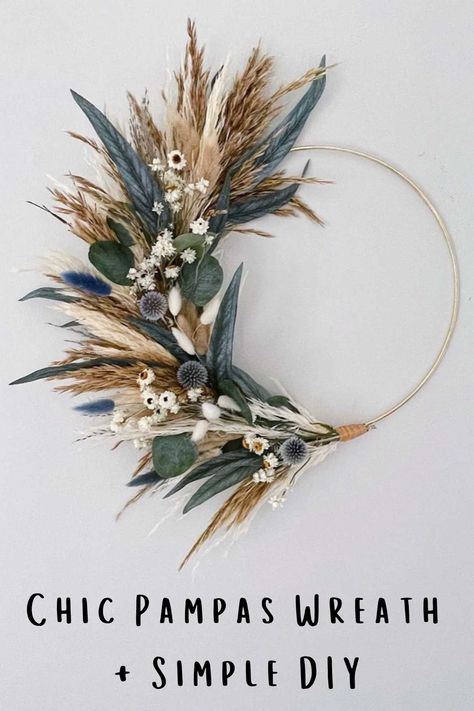 31 Chic Pampas Wreath + Simple DIY - PinkPopDesign Natal, Spring Wreath Ideas, Pampas Wreath, Diy Fall Wreaths, Dried Floral Wreaths, Grass Wreath, Dried Wreath, Feather Wreath, Boho Wreath