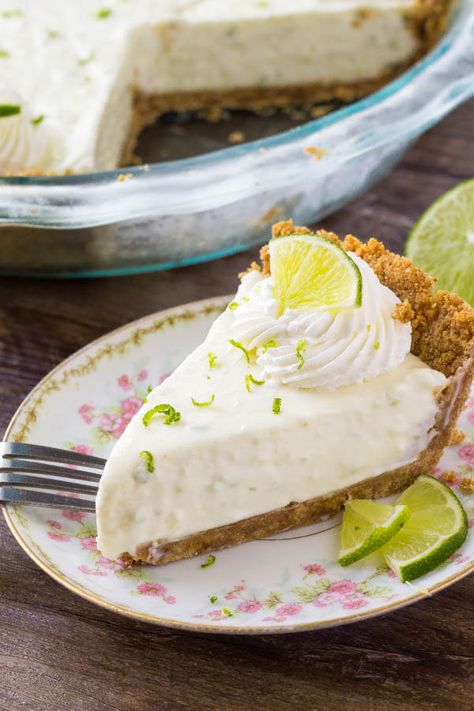 Easy key lime pie recipe - this no bake key lime pie is smooth, creamy, and has a delicious key lime flavor. Margarita Pie With Pretzel Crust, Margarita Pie Recipe, Classic Key Lime Pie Recipe, Key Lime Yogurt Pie, Creamy Key Lime Pie, Margarita Pie, Frozen Key Lime Pie, Yogurt Pie, Key Lime Pie Easy