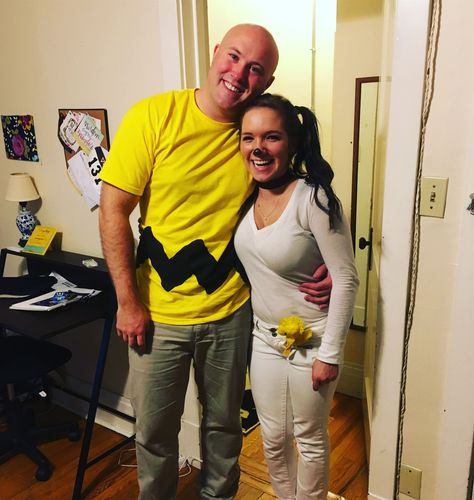 Charlie Brown and snoopy couple costume Diy Snoopy And Woodstock Costume, Charlie Brown Couple Costume, Lucy Costume Charlie Brown, Snoopy Couple Costume, Snoopy Halloween Costume Women, Snoopy Costume Diy, Joe Cool Snoopy Costume, Woodstock Costume, Charlie Brown Halloween Costumes