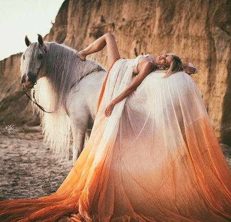 Horse Portrait Photography, Equestrian Photoshoot, Horse Photoshoot Ideas, Equine Photography Poses, Woman Riding Horse, Horse Photography Poses, Beautiful Horse Pictures, Most Beautiful Horses, Creative Portrait Photography