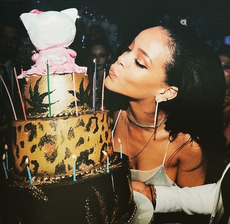 Rihanna Birthday Cake, Rihanna Birthday, Cheetah Print Cakes, Best Of Rihanna, Happy Birthday Icons, 21st Bday Ideas, Music Cover Photos, Aesthetic 2000s, Birthday Icon